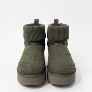 UGG WOMENS CLASSIC MINI FELTED 2" PLATFORM ANKLE BOOTS (FOREST NIGHT) SIZE 9US